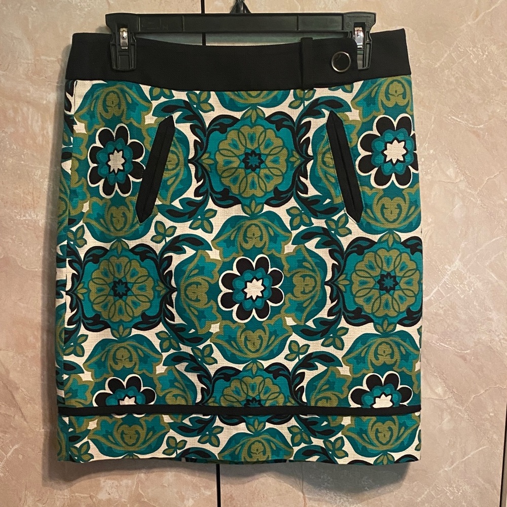 STUNNING ANN TAYLOR Floral Patterned Skirt with Black Accents